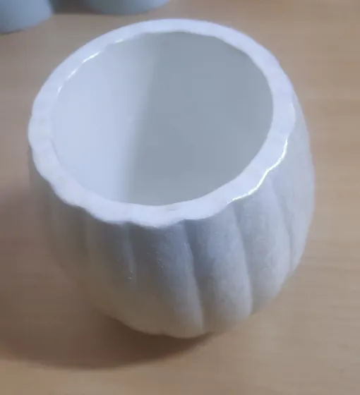 Гіпсове кашпо з рельєфною текстурою