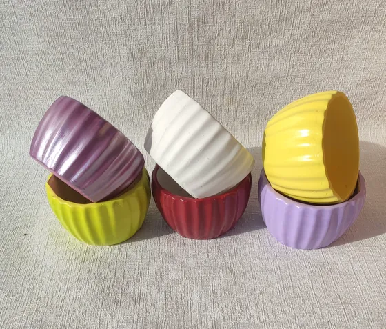 Яскраве гіпсове кашпо