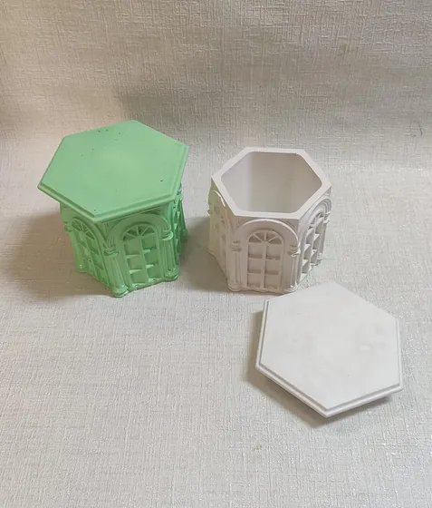 Гіпсове кашпо з вікнами