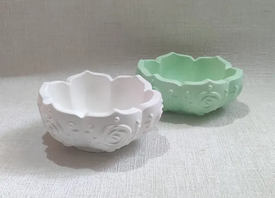 Гіпсове кашпо з квітковим візерунком