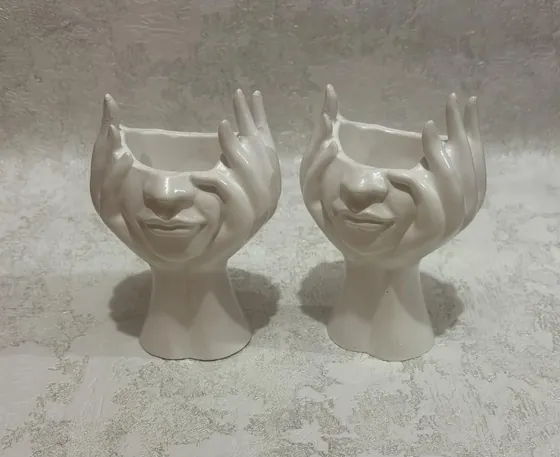 Гіпсове кашпо у формі дівчини з руками