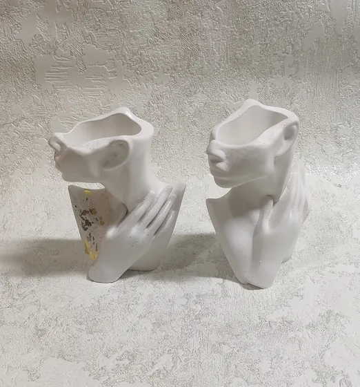 Гіпсове кашпо дівчина з рукою - стильний декор