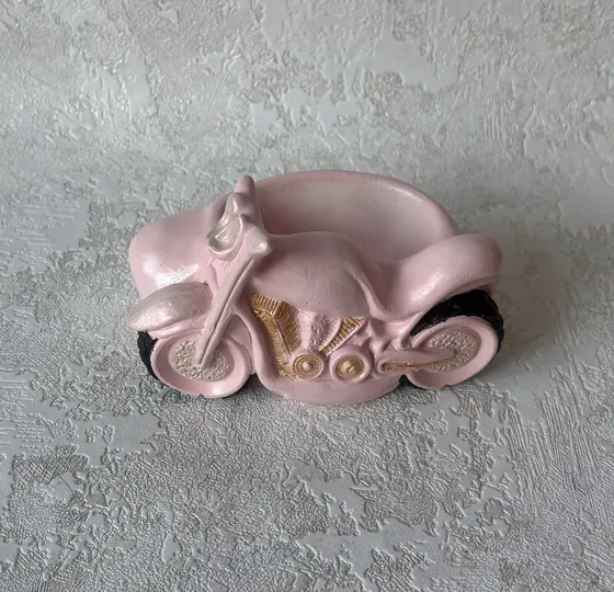 Гіпсове кашпо у формі мотоцикла рожеве