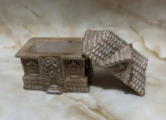 Гіпсове кашпо у формі затишного будиночка