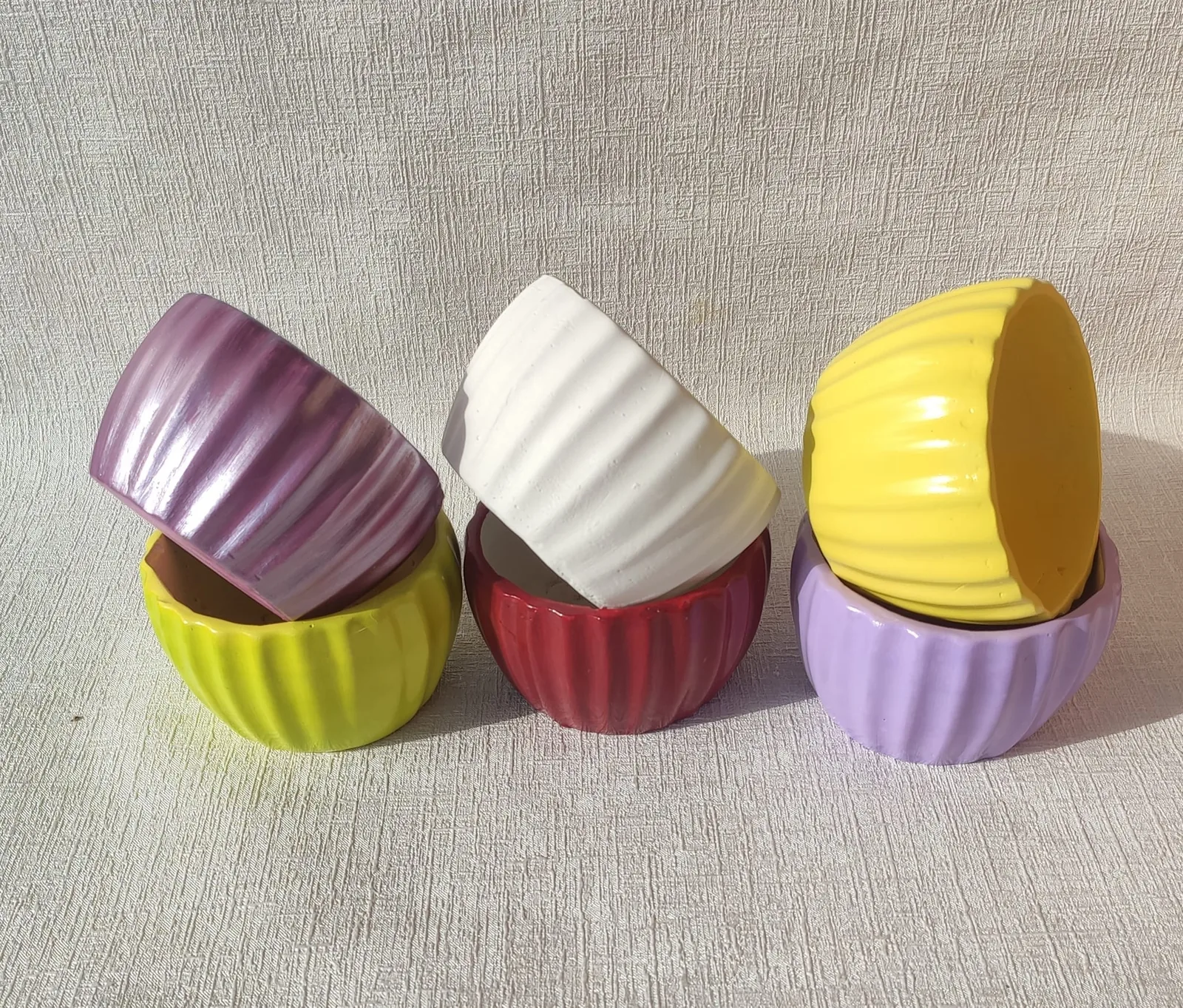 Яскраве гіпсове кашпо