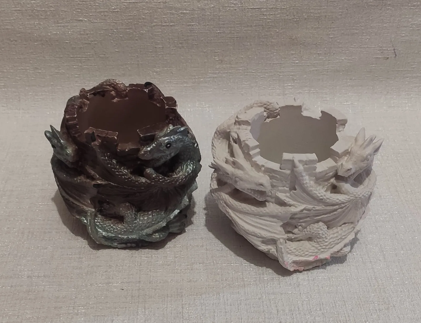 Гіпсове кашпо з драконами