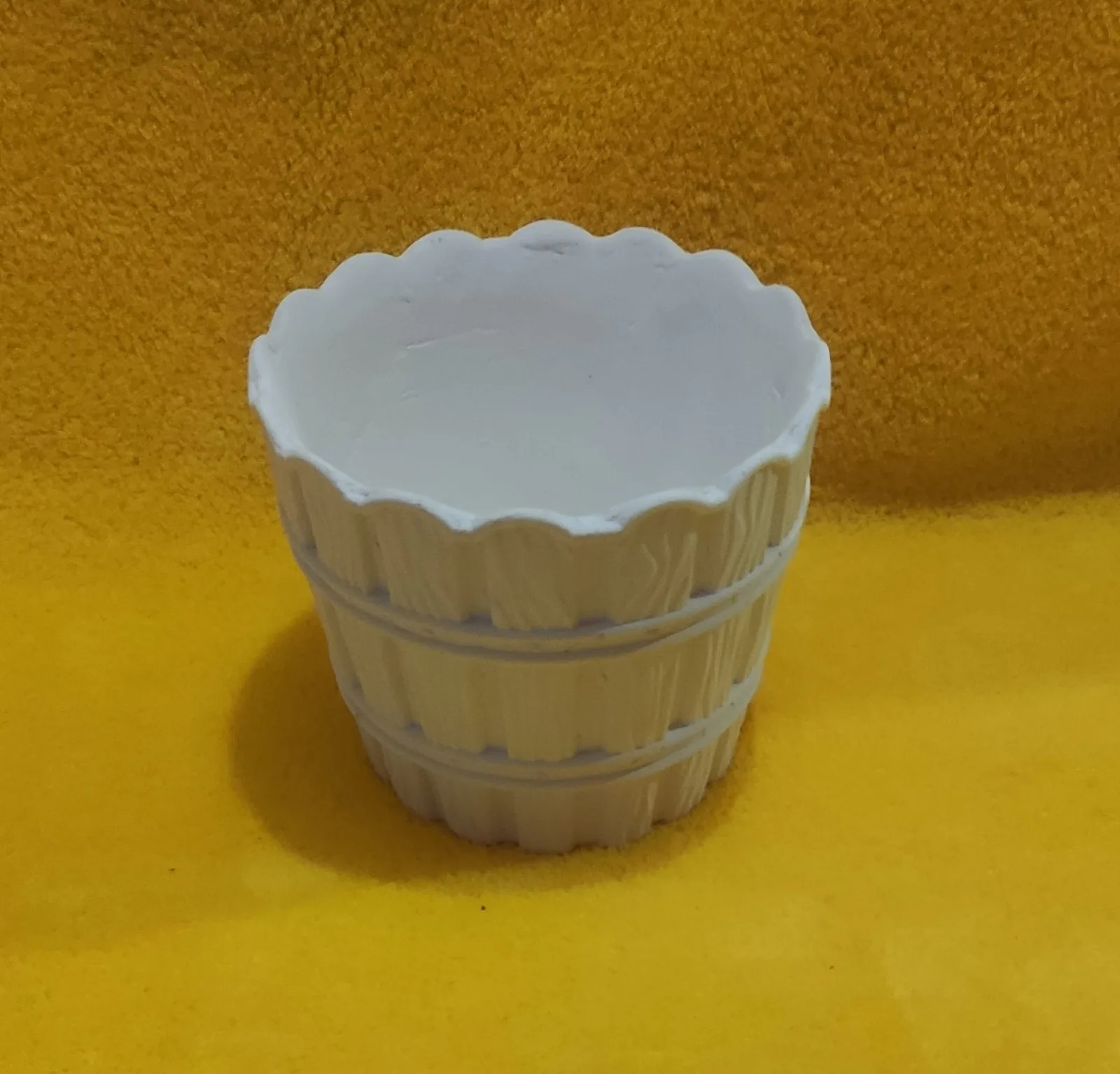 Гіпсове кашпо з елегантним дизайном