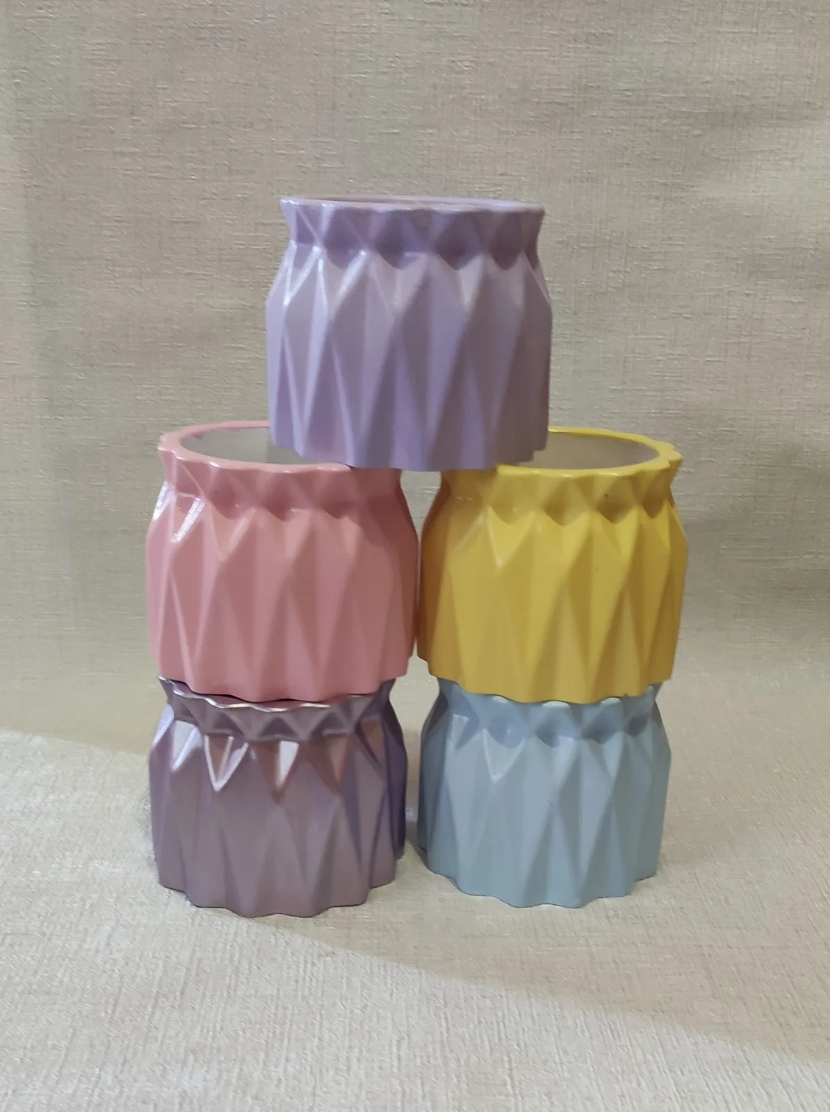 Гіпсове кашпо з рельєфною поверхнею