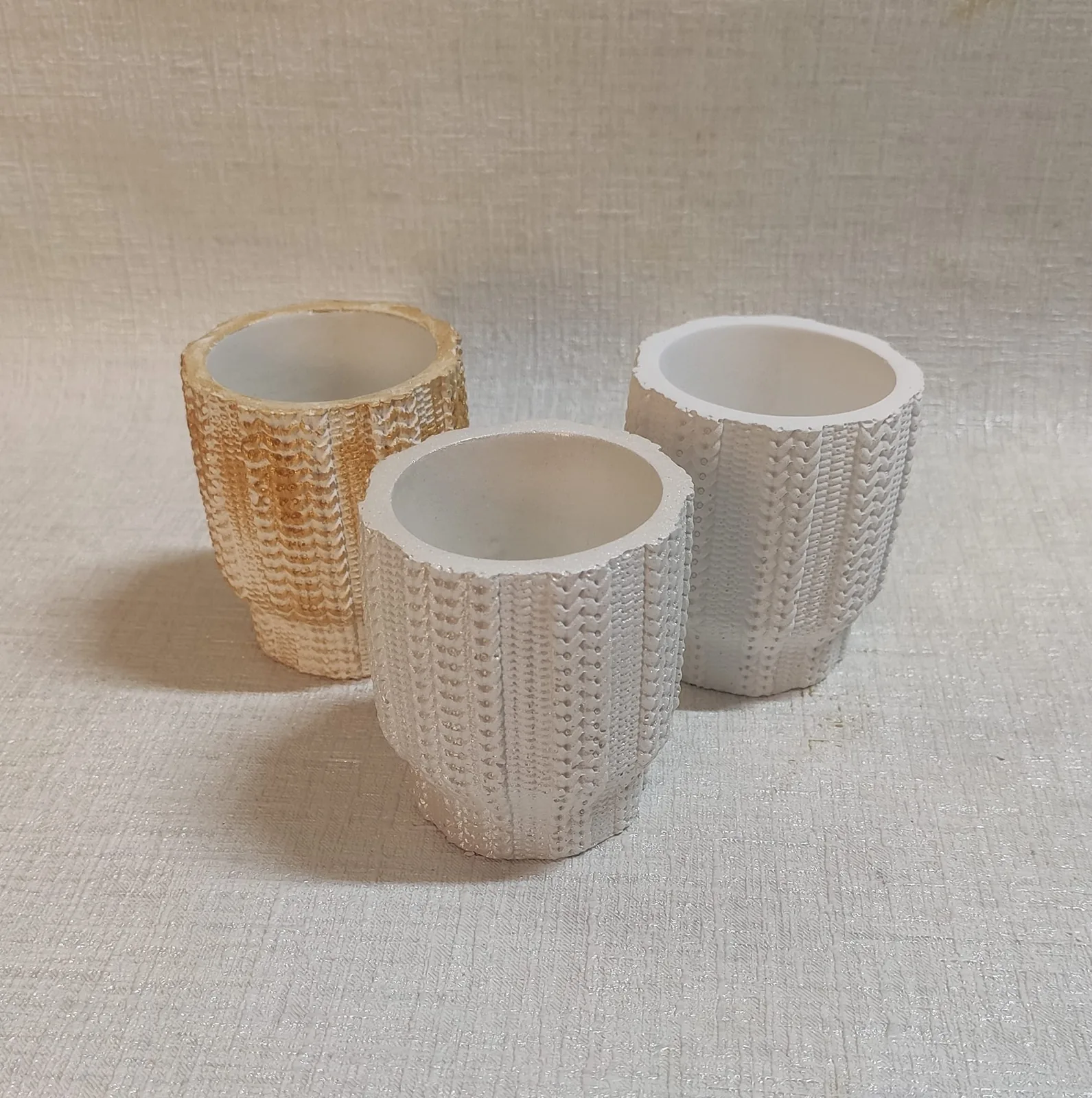 Стильне гіпсове кашпо у формі в'язаної чашки