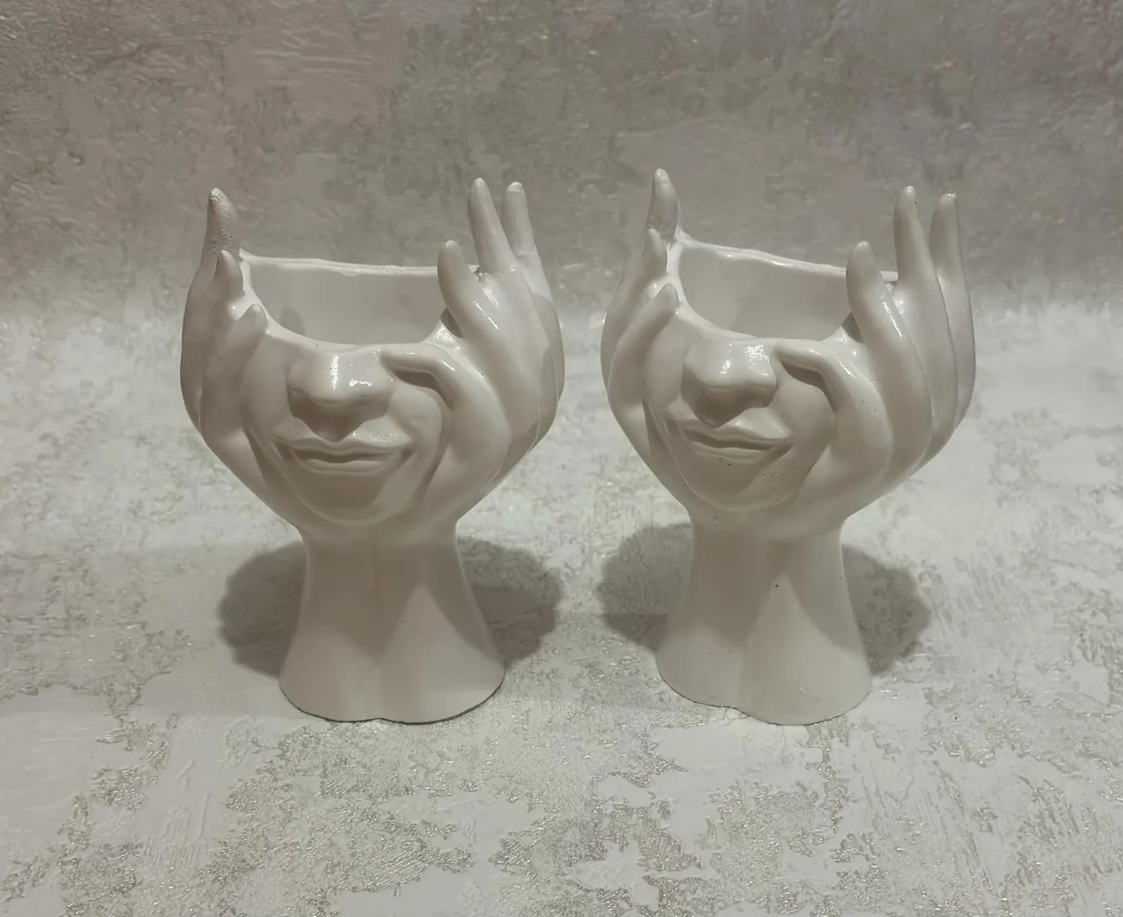 Гіпсове кашпо у формі дівчини з руками