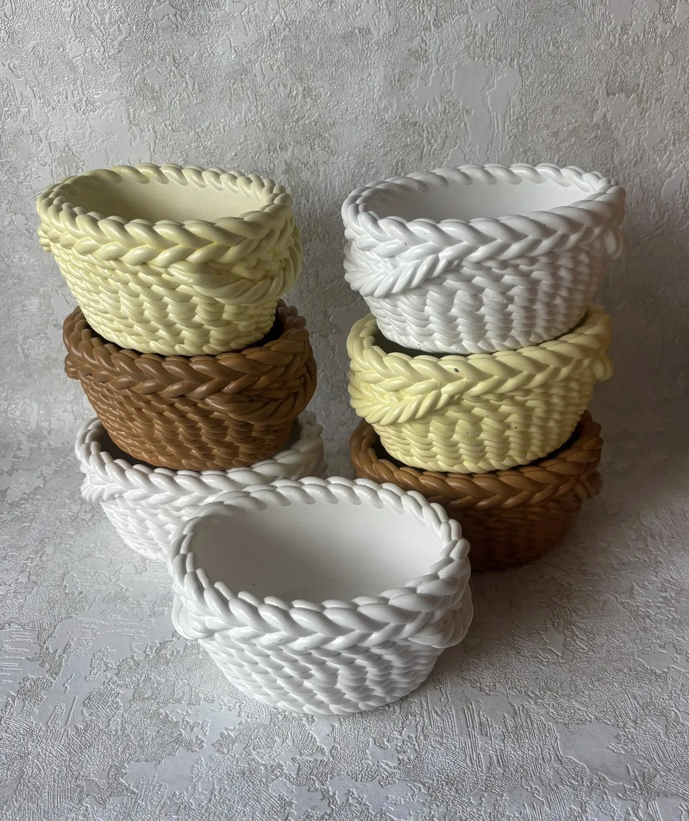 Гіпсові кашпо з плетеним дизайном