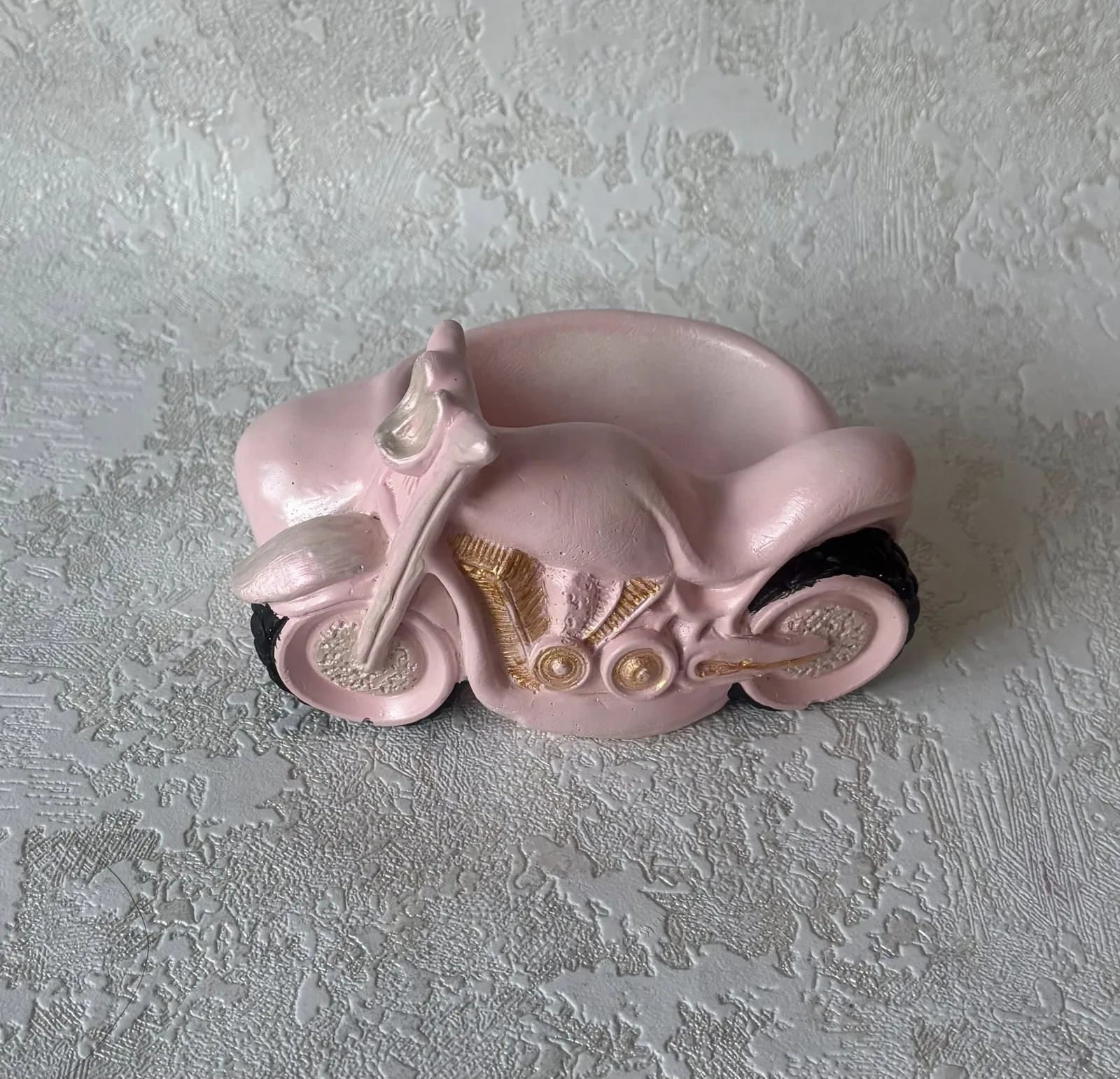 Гіпсове кашпо у формі мотоцикла рожеве