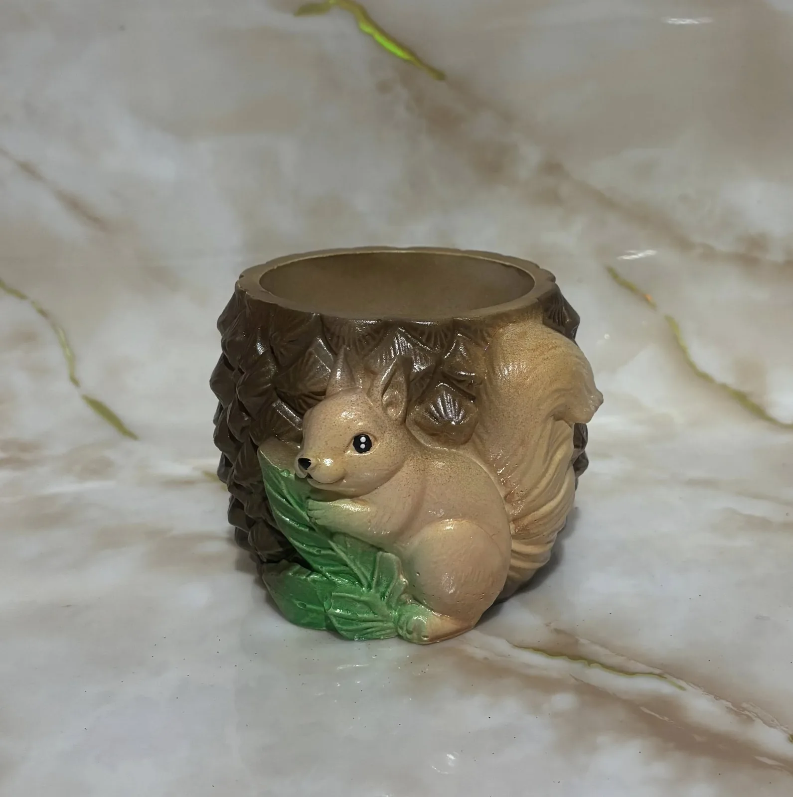 Гіпсове кашпо з білкою