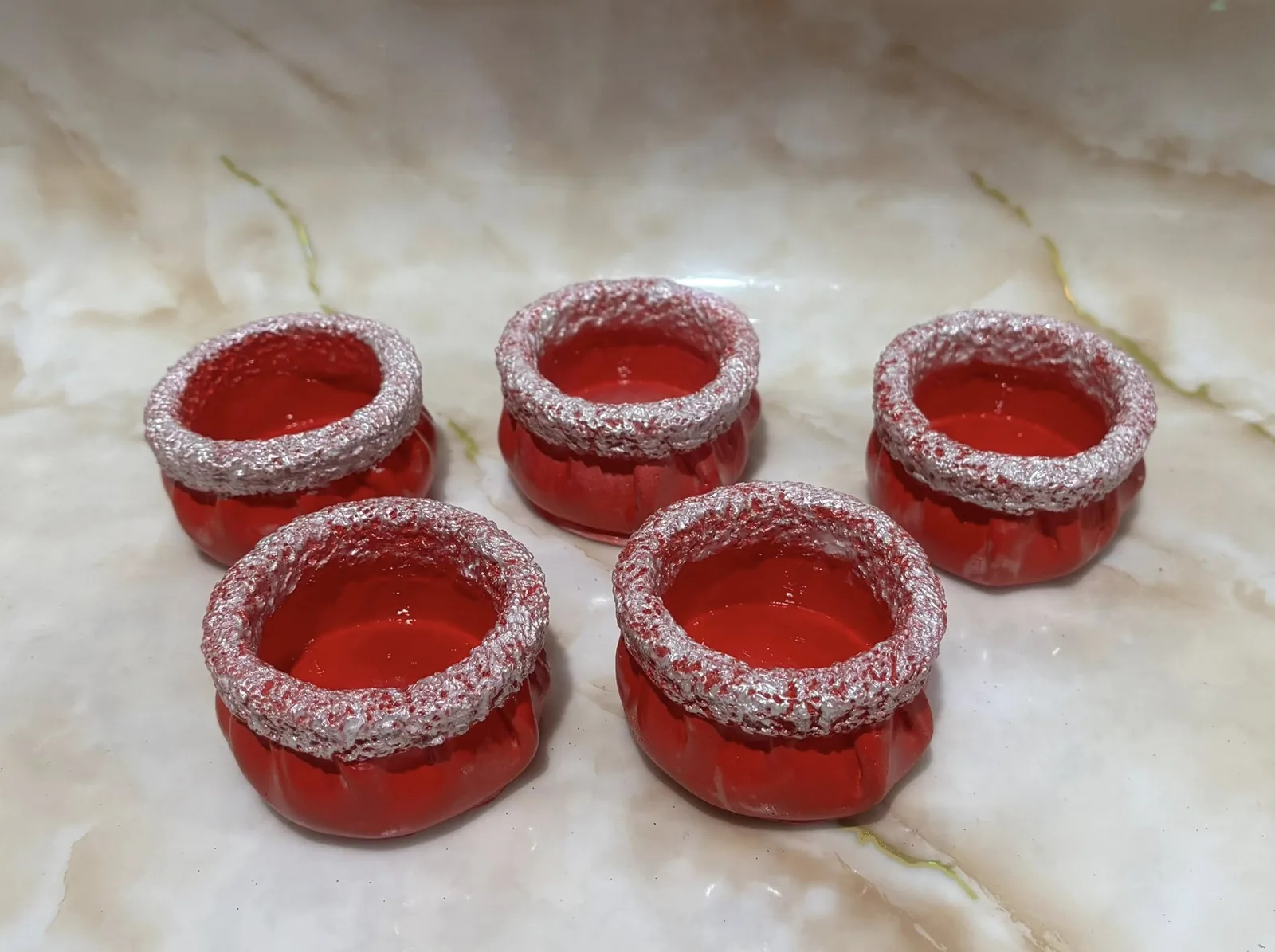 Гіпсові кашпо з декоративним краєм червоного кольору