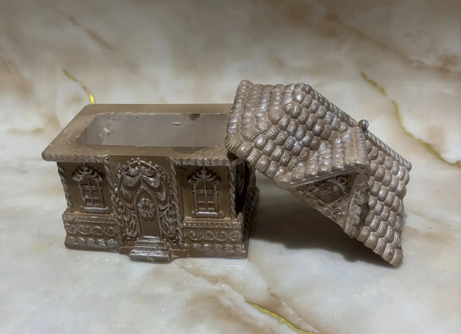 Гіпсове кашпо у формі затишного будиночка