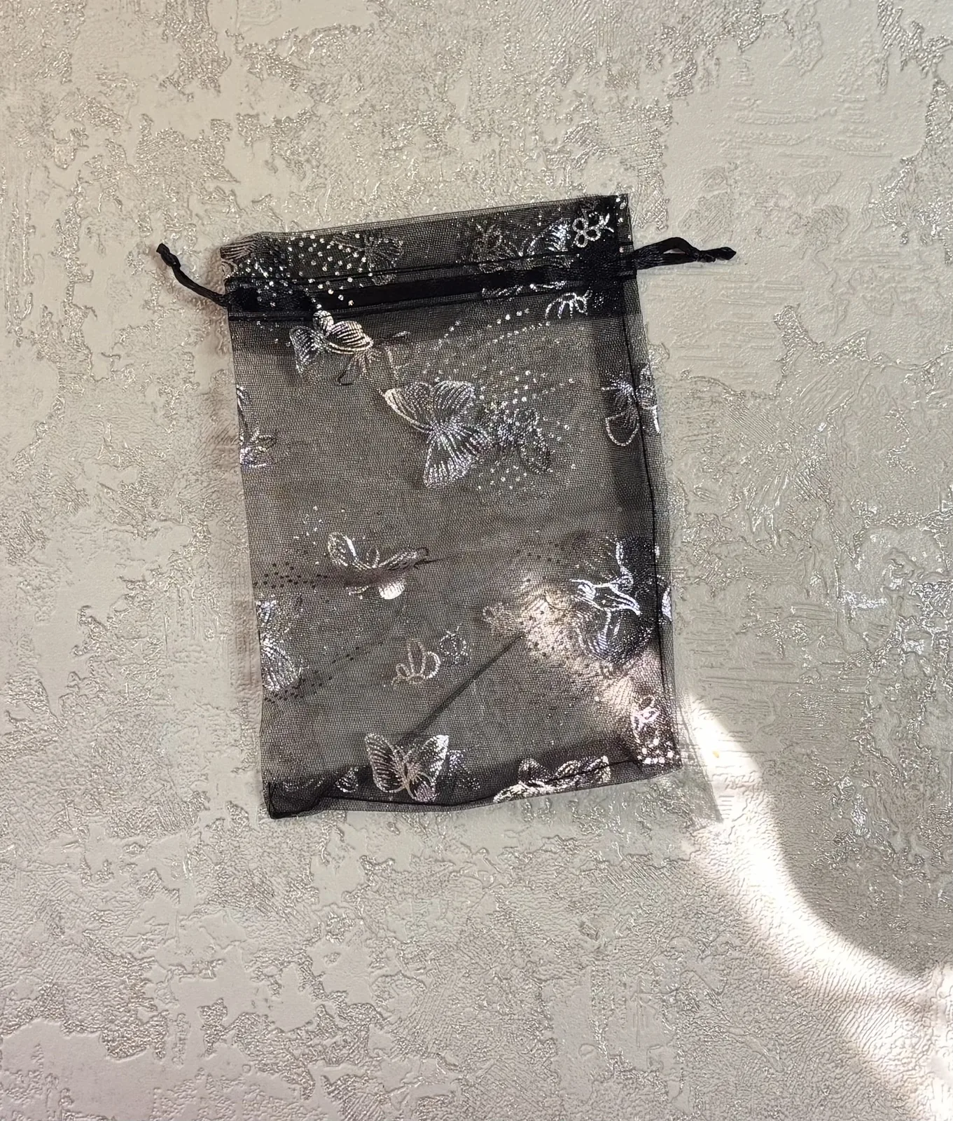 Чорний мішечок з органзи з метеликами